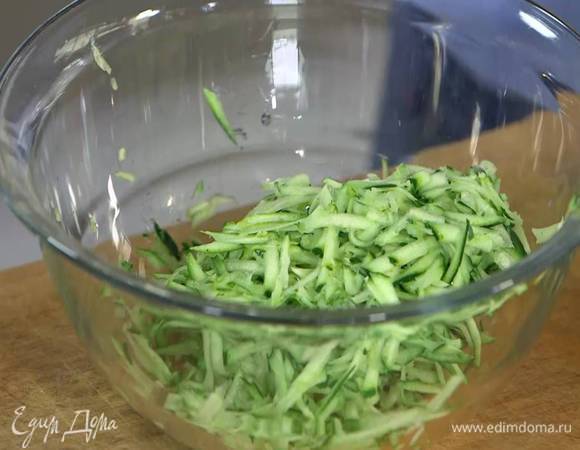 Цукини натереть на крупной терке.