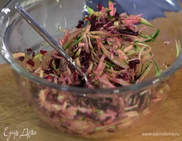 Натертые овощи соединить с желтком, посолить, поперчить и перемешать.