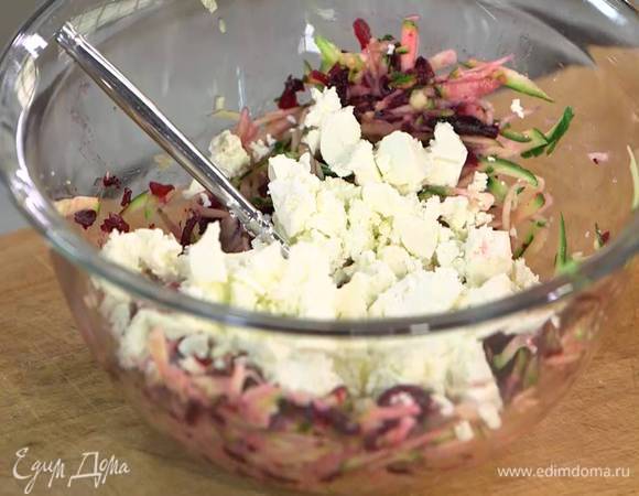 Фету раскрошить руками или натереть на крупной терке, добавить к овощам и перемешать.