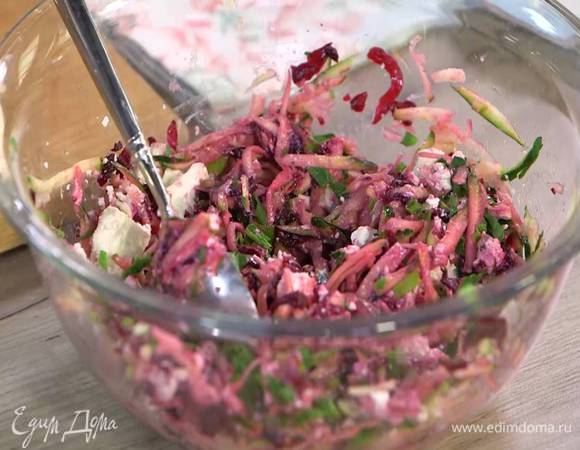 Зеленый лук и мяту мелко порезать и добавить к овощам.