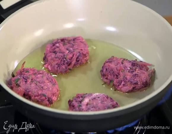 Разогреть в сковороде оливковое масло, формировать из овощного теста небольшие оладьи и обжаривать с двух сторон до готовности.