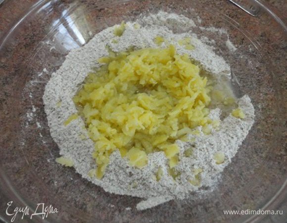 Вареный картофель натереть на терке и добавить к сухим ингредиентам вместе с теплой водой. Замесить тесто и поставить в теплое место (лучше в нагретую до 35°С духовку) примерно на час. Тесто тяжеловатое, поэтому требуется время для подъема.