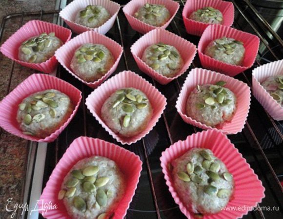 Разделать на кусочки по 40 — 50 граммов, скатать в шарики и уложить в формочки. У меня получилось 14 штук. Смазать желтком и посыпать оставшимися семечками. Дать расстояться еще полчаса.