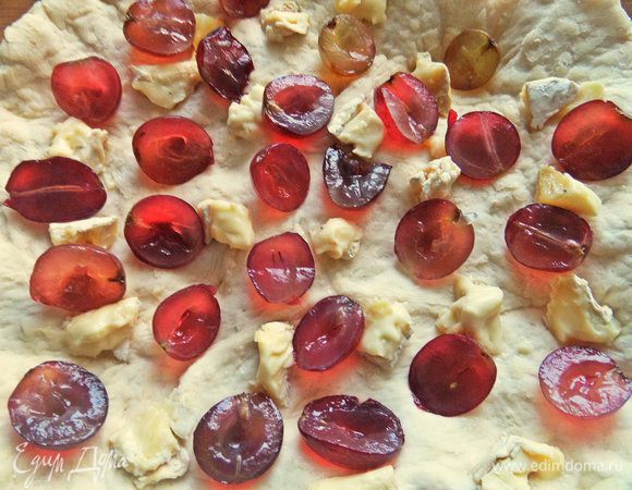 Между сыром — виноград. У меня был крупный с косточками, поэтому разрезала пополам. Мелкие ягоды оставила для верха. 