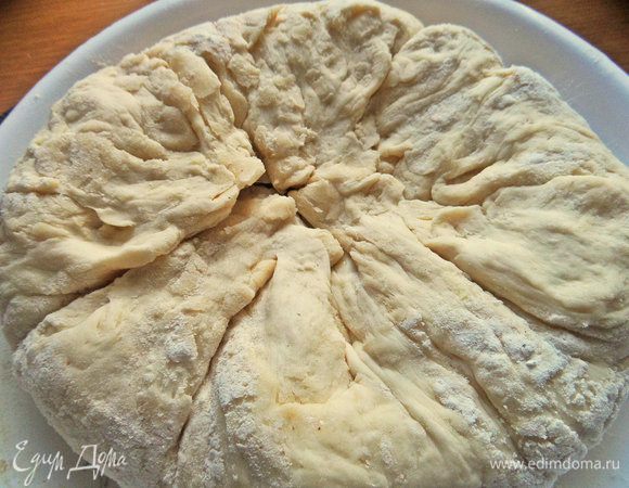 В оригинале советовали слепить фокаччу из двух лепешек. Но мне захотелось сделать ее более по-деревенски что ли. Я затянула края теста к центру на манер беляша. 
