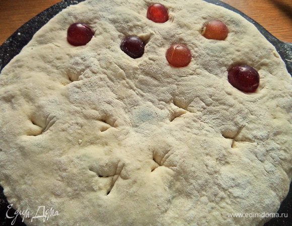 Сделала надрезы острым ножом и вдавила мелкие виноградины. Перед этим проверила их на косточки.