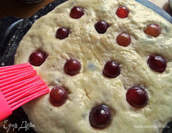 Смазать оливковым маслом фокаччу.