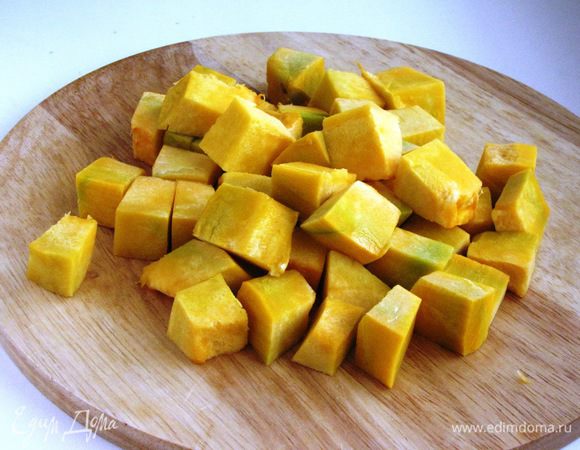 Мякоть тыквы нарезать средним кубиком.