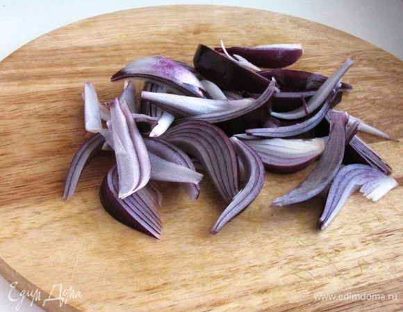 Лук широкими перьями.