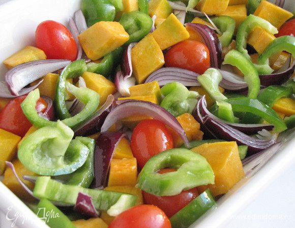 Разогреть духовку до 180°С. Выложить овощи на противень или в форму, посолить, сбрызнуть растительным маслом, перемешать. Накрыть овощи фольгой и запекать 30 минут. Овощи должны остаться слегка хрустящими.