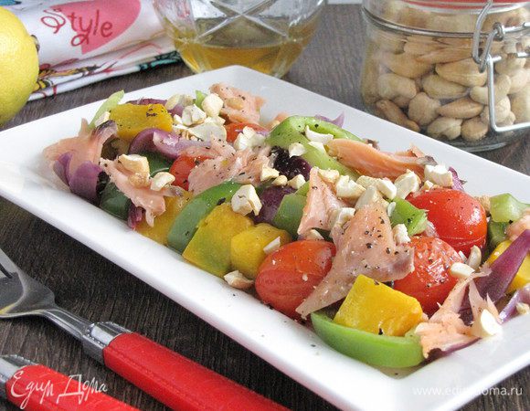 Переложить овощи в салатник, добавить кусочки рыбы, полить заправкой. Сверху посыпать поджаренными и измельченными орешками кешью. Подавать к столу! Приятного аппетита!