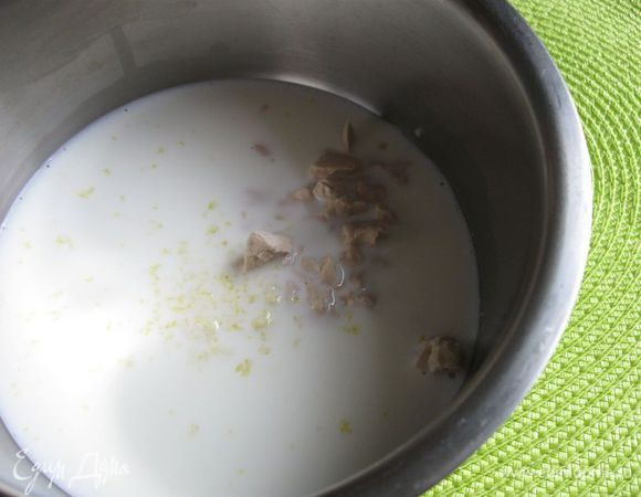 Растворить 1 ч. л. меда, дрожжи и цедру 1/2 лимона в подогретом в кастрюле до теплого состояния молоке. 