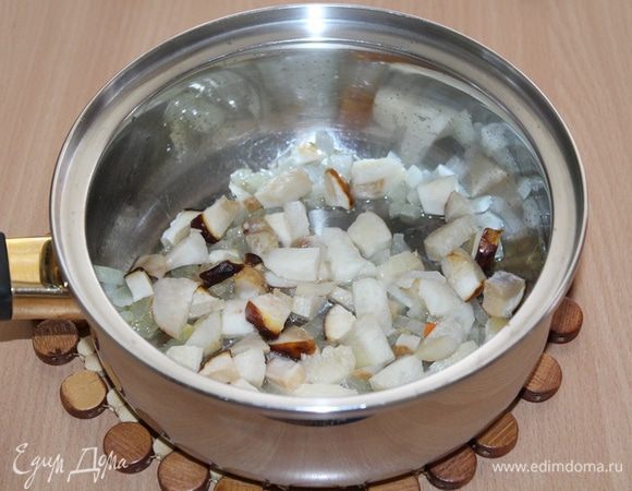 Добавить нарезанные кубиками грибы.