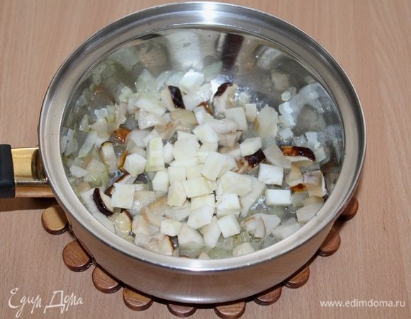 Нарезанный кубиками корень сельдерея.