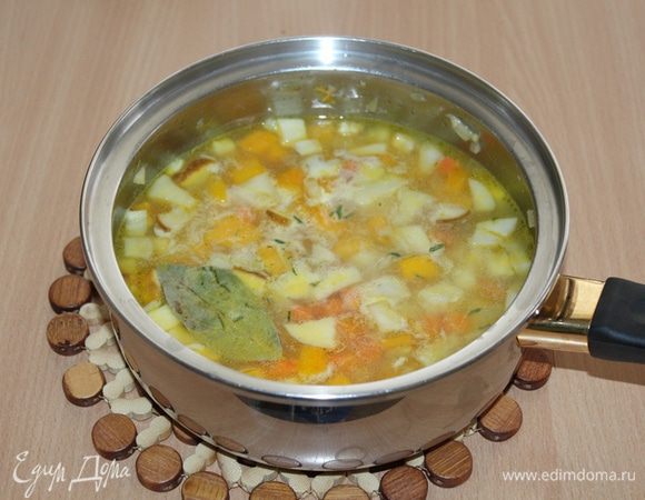 Добавить тимьян с лавровым листом, посолить, поперчить и готовить еще около 15 — 20 минут до готовности.