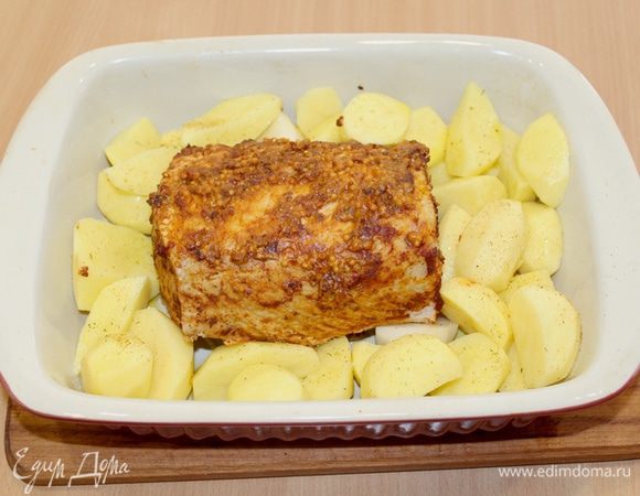 Достаньте мясо ,обмажьте его аджикой.
Нарежьте ломтиками картофель.
Положите окорок и картофель в форму для запекания.
