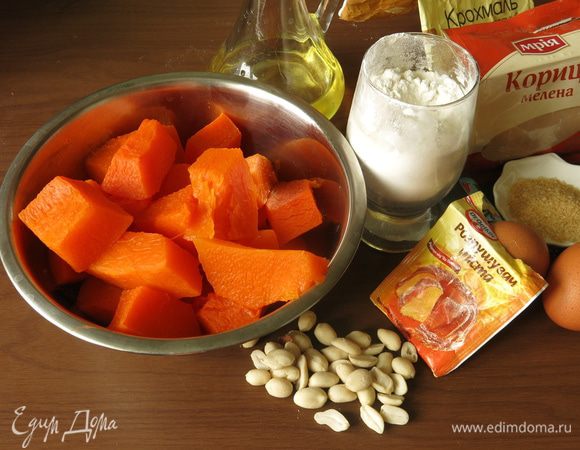 Для маффинов: 400 г отварной (запеченной) мякоти тыквы, 2 яйца, 100 г сахара демерара, разрыхлитель, корица, арахис, растительное масло. Для заливки: тыквенное пюре — 100 г, желатин, мед, кардамон, кусочки палочки корицы и цветные сахарные карандаши для декора, сливки и ложка сахара для крема-соединителя.