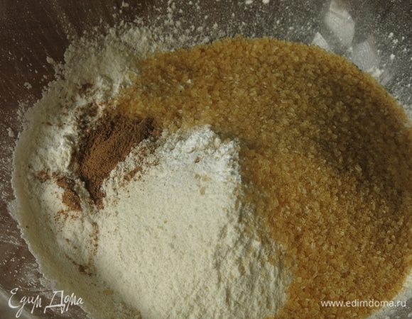 Соединяем муку, крахмал, сахар, корицу молотую, разрыхлитель.