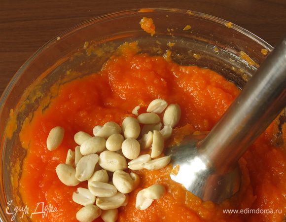 Кладем горсть арахиса или орехи по предпочтению. Измельчаем.