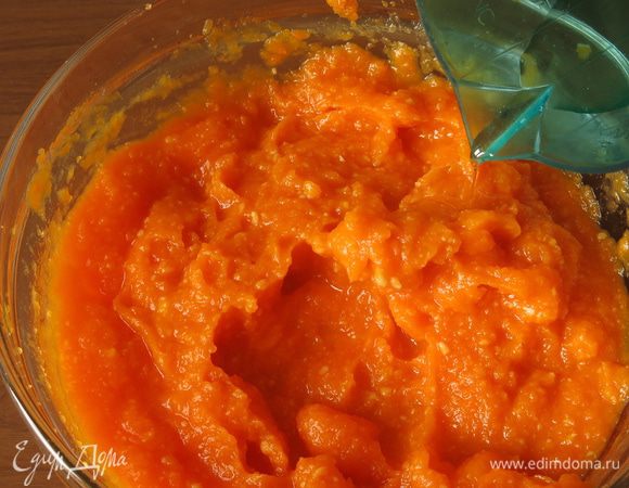 Вливаем масло, размешиваем венчиком.