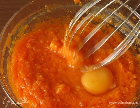 Вводим по одному яйца, перемешиваем венчиком.