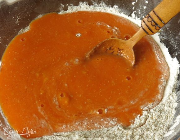 Соединяем тыквенную массу и сухие компоненты.