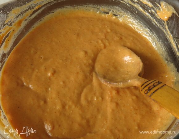 Замешиваем тесто для маффинов.