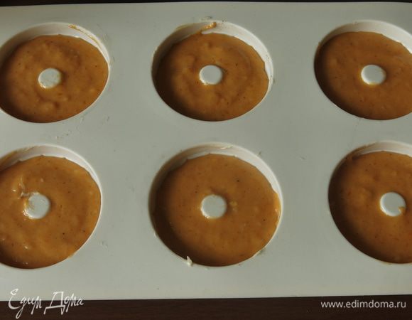 Заполняем формы, смазанные сливочным маслом. Выпекаем при 160°С 30 минут.