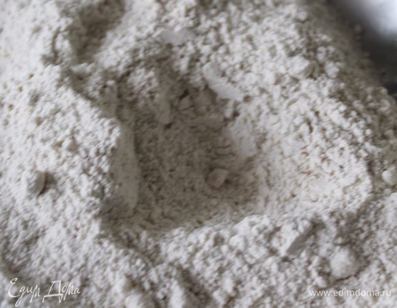 Просеять муку, миндальную муку, добавить специи и натертый или мелко поструганный марципан. 