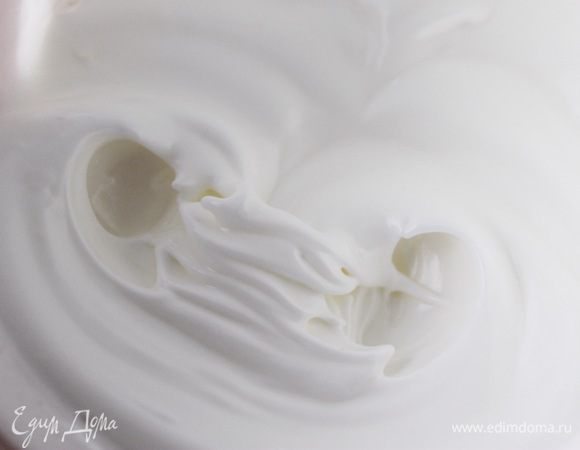 Взбить белки с сахаром до устойчивых пиков.