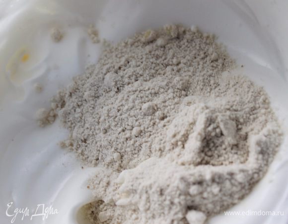 В три приема ввести во взбитые белки муку и аккуратно вмешать.