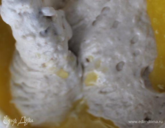 Добавить растопленное и слегка охлажденное сливочное масло, вмешать растопленный шоколад. Все аккуратно, но хорошенько перемешать.