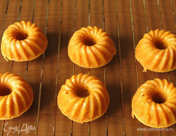 Даем остыть на решетке, готовим вторую порцию.