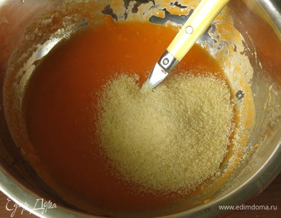 В пюре с ложкой меда разводим желатин, добавляем размолотые зерна кардамона. До приготовления держим массу на миске с горячей водой, чтобы масса не застыла.