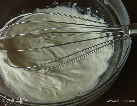 Венчиком взбиваем сливки с ложкой меда. Пригодится всего грамм 20 сливок, но так как и заливку, и крем для соединения придумывала в процессе приготовления, подготовила несколько больше продукта. Как альтернатива, менее калорийная добавка, для соединения частей можно использовать конфитюр.