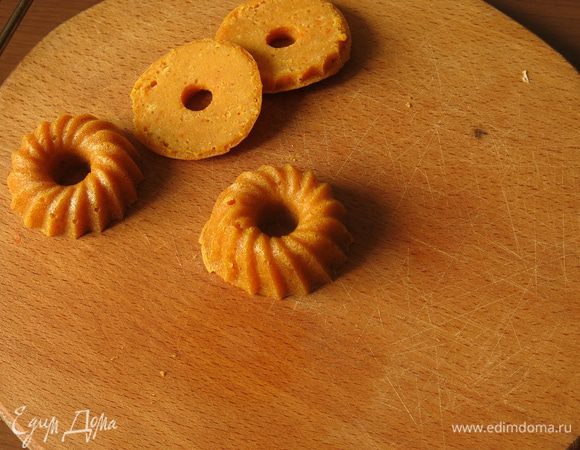 Срезаем верхушки маффинов.