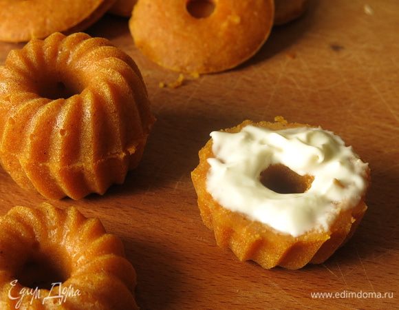 Смазываем сливками для соединения, рекомендую капать сливки по внутреннему кругу, чтобы масса не вытекала. На фото много сливок, небольшое количество прекрасно соединяет детали.