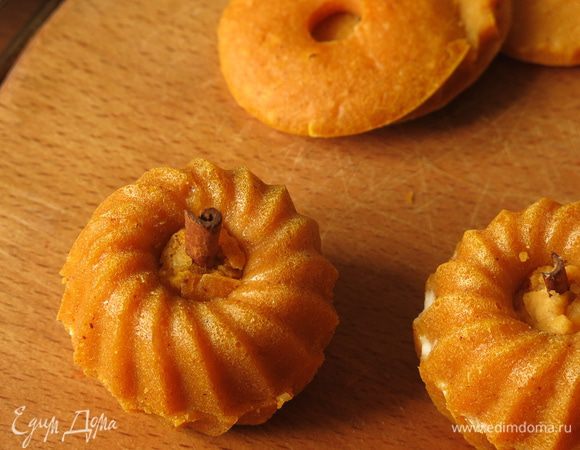 Внутрь вставляем кусочки корицы, хвостики, заделываем крошкой щели.