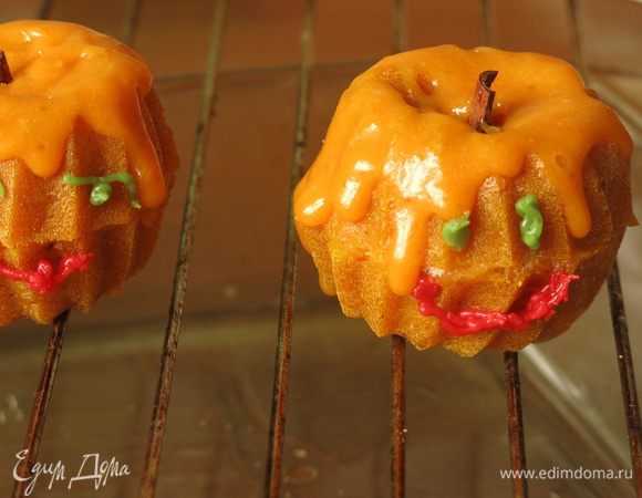 Заливаем желейной массой сверху тыковок, украшаем сахарными карандашами. Приятного аппетита!