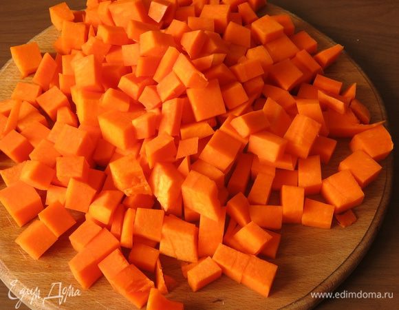 Нарезаем тыкву средними кубиками.