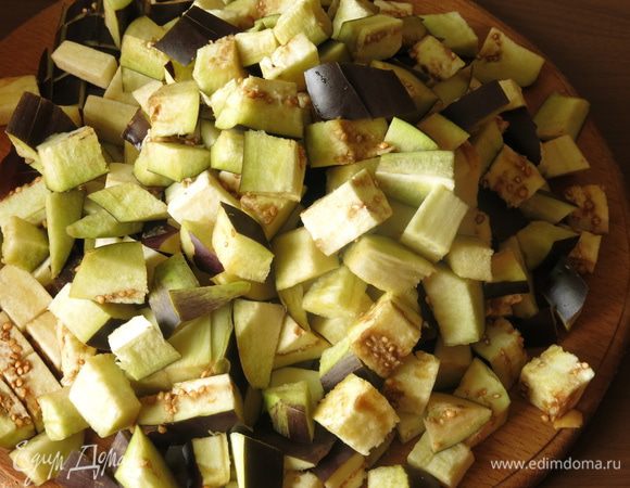 Нарезаем баклажаны кубиками.