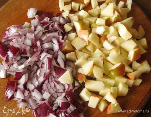 Нарезаем лук и яблоки маленькими кубиками.