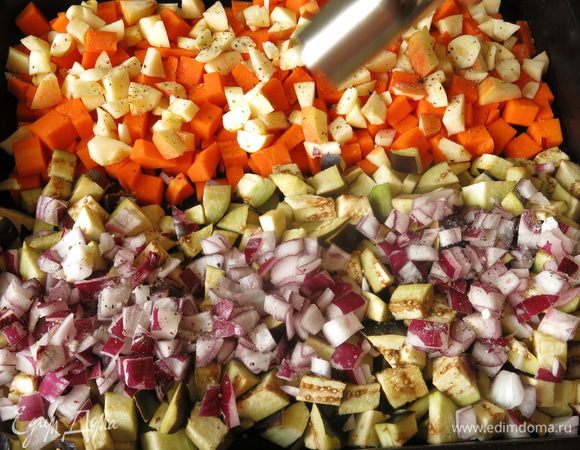 Выкладываем на дно отдельно тыкву, отдельно баклажаны. Солим 1,5 ч. л., перчим 0,3 ч. л. На тыкву кладем яблоки и нарезанный пластинками чеснок. На баклажаны, кладем лук.