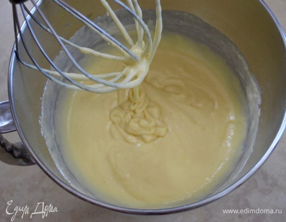 Яйца взбить с сахаром и щепоткой соли до пышности. Продолжая взбивать, влить понемногу сливки и добавить цедру лимона и имбирь (порошок). Добавить просеянную с разрыхлителем муку и размешать, чтобы не было комочков. 
