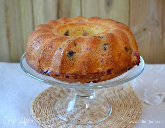 Готовому кексу дать постоять в форме 30 минут, а затем выложить на блюдо.