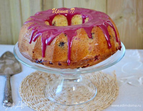 Для глазури просеять сахарную пудру, добавить к ней первоначально 1 ст. л. черничного сока и, размешивая, добавлять по капле сок до получения желаемой консистенции глазури!
