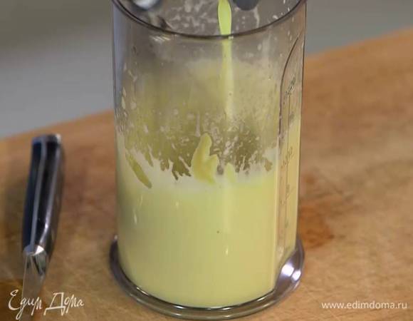 Приготовить соус: желтки соединить с горчицей, влить 1 ст. ложку лимонного сока и взбить все в блендере с насадкой-венчиком, затем, продолжая взбивать на высокой скорости, тонкой струйкой влить растопленное масло и взбить все в воздушную массу.