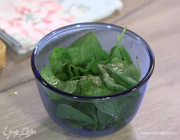Шпинат посолить, поперчить, сбрызнуть оливковым маслом и лимонным соком, перемешать.