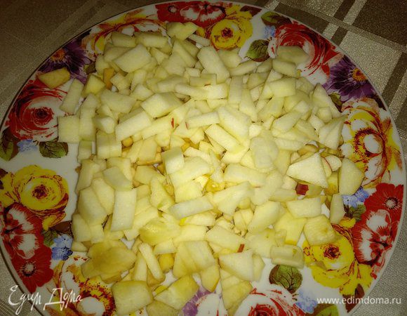 Яблоки измельчить, смешать с корицей.