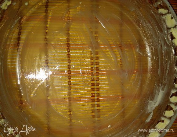 Форму для запекания смазать сливочным маслом.